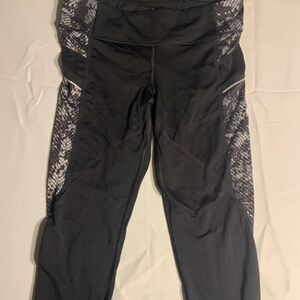 Athleta Abstract print running Active capris Woman’s Size Medium